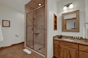 Oakridge Ranch: Pool + Hot-tub, Pickleball Court, Whiskey & Wine Room