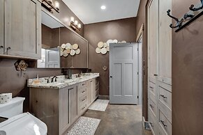 West End Nest With Hot Tub!