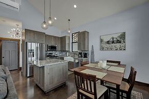 West End Nest With Hot Tub!