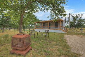 Cates Cottage in the Hill Country 8 Mins to Fred!