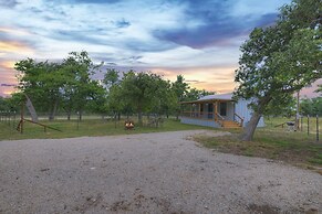 Cates Cottage in the Hill Country 8 Mins to Fred!