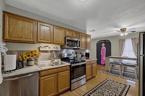 Marilyn House Iconic Charm 3 Mins to Downtown!