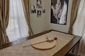 Marilyn House Iconic Charm 3 Mins to Downtown!