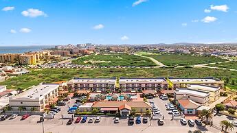 Cozy Bliss Condo w Pool Steps From Eagle Beach