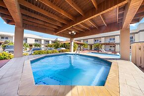 Cozy Bliss Condo w Pool Steps From Eagle Beach