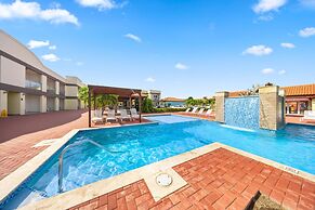 Cozy Bliss Condo w Pool Steps From Eagle Beach