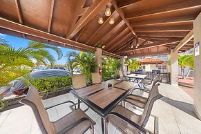 Cozy Bliss Condo w Pool Steps From Eagle Beach