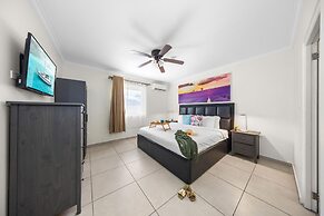 Cozy Bliss Condo w Pool Steps From Eagle Beach