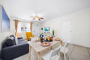 Cozy Bliss Condo w Pool Steps From Eagle Beach