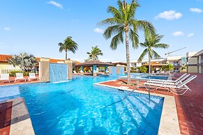 Cozy Bliss Condo w Pool Steps From Eagle Beach