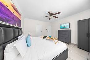 Cozy Bliss Condo w Pool Steps From Eagle Beach