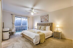 StayAU 4BR Lakeside Retreat in Seabrook