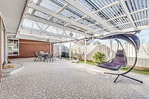 StayAU 4BR Lakeside Retreat in Seabrook