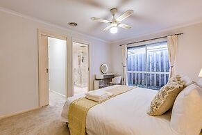 StayAU 4BR Lakeside Retreat in Seabrook