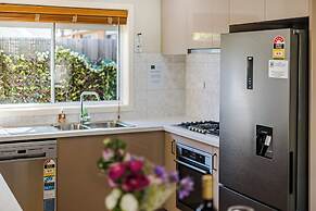 StayAU 4BR Lakeside Retreat in Seabrook