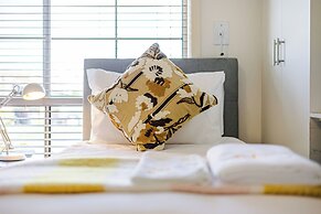 StayAU 4BR Lakeside Retreat in Seabrook