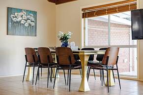 StayAU 4BR Lakeside Retreat in Seabrook