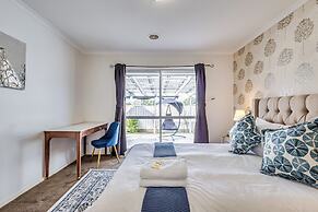 StayAU 4BR Lakeside Retreat in Seabrook