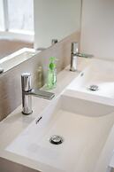 StayAU 4BR Lakeside Retreat in Seabrook