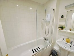 4BR Modern Ormeau House