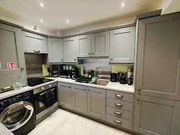 4BR Modern Ormeau House