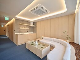 UH Suite The Gangnam