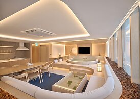 UH Suite The Gangnam