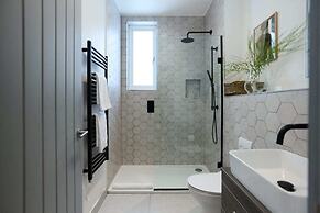 The Putney Hideaway - Modern and Elegant 3bdr Flat With Patio