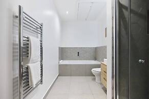 The Putney Hideaway - Modern and Elegant 3bdr Flat With Patio