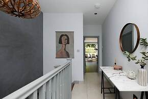 The Putney Hideaway - Modern and Elegant 3bdr Flat With Patio