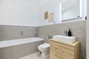 The Putney Hideaway - Modern and Elegant 3bdr Flat With Patio