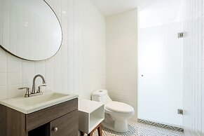 Modern Flat by Polanco Balcony Pet Friendly