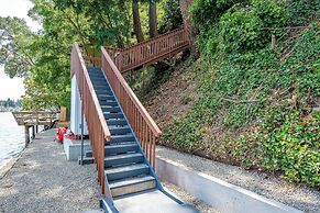 Waterfront Vashon Island Home, Beach Access & View