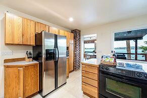 Waterfront Vashon Island Home, Beach Access & View