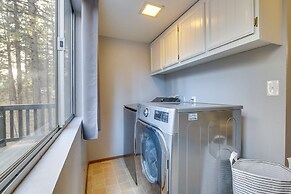 2 Mi to Lake & Skiing: Big Bear Family Cabin