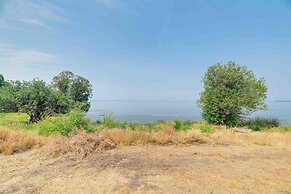 Lakefront Chiloquin Home w/ Scenic Deck!