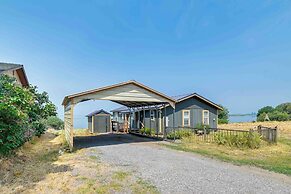 Lakefront Chiloquin Home w/ Scenic Deck!