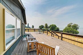 Lakefront Chiloquin Home w/ Scenic Deck!