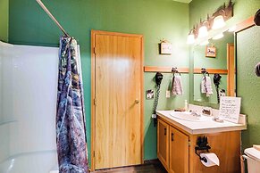 Lakefront Chiloquin Home w/ Scenic Deck!