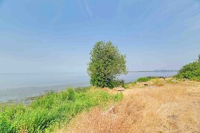 Lakefront Chiloquin Home w/ Scenic Deck!