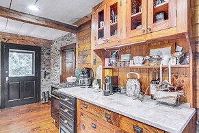 Steps to Delaware Canal: Enchanting Stone Cottage!