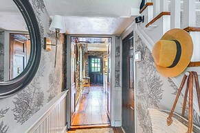 Steps to Delaware Canal: Enchanting Stone Cottage!