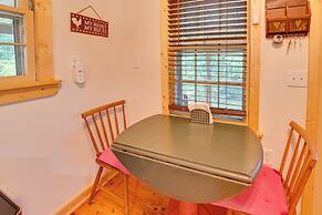 Cozy Beattyville Cabin w/ Fire Pit & Hot Tub