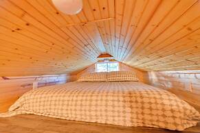 Cozy Beattyville Cabin w/ Fire Pit & Hot Tub