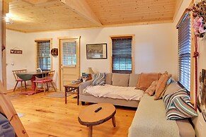 Cozy Beattyville Cabin w/ Fire Pit & Hot Tub