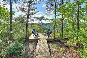 Cozy Beattyville Cabin w/ Fire Pit & Hot Tub