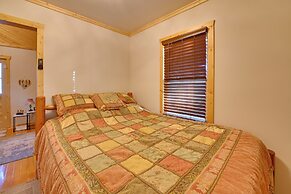 Cozy Beattyville Cabin w/ Fire Pit & Hot Tub