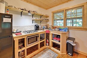 Cozy Beattyville Cabin w/ Fire Pit & Hot Tub