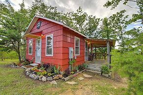Cozy Beattyville Cabin w/ Fire Pit & Hot Tub