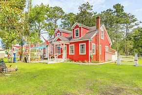 Cozy Cottage w/ Deck, 9 Mi to Downtown Beaufort!